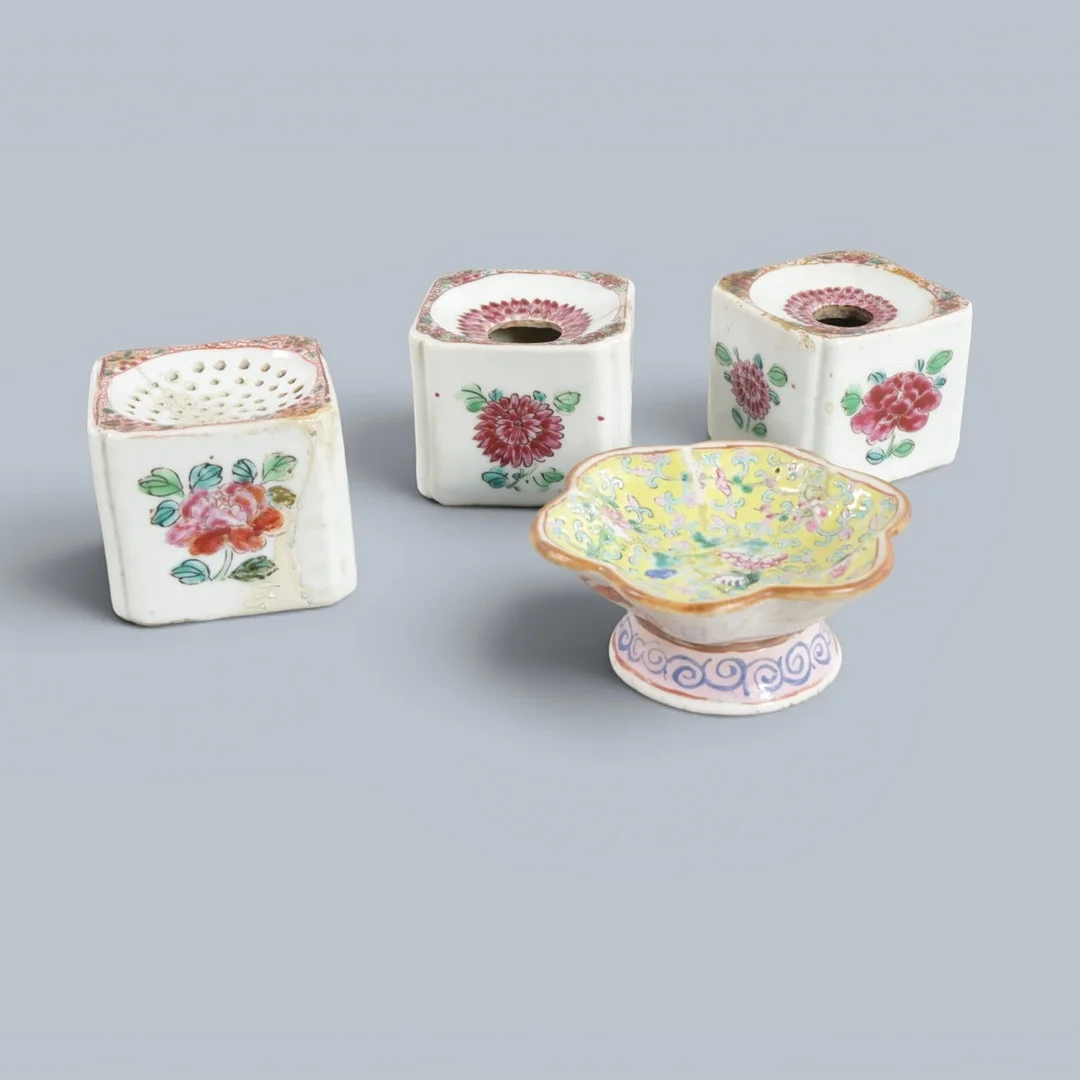 Samling kinesiske dele af porcelæn, dekoreret med polykrome farver. Delvist signeret i bunden. Kina, 19/20. årh. (4). — Ceramics & Porcelain — Woxholt Auktioner