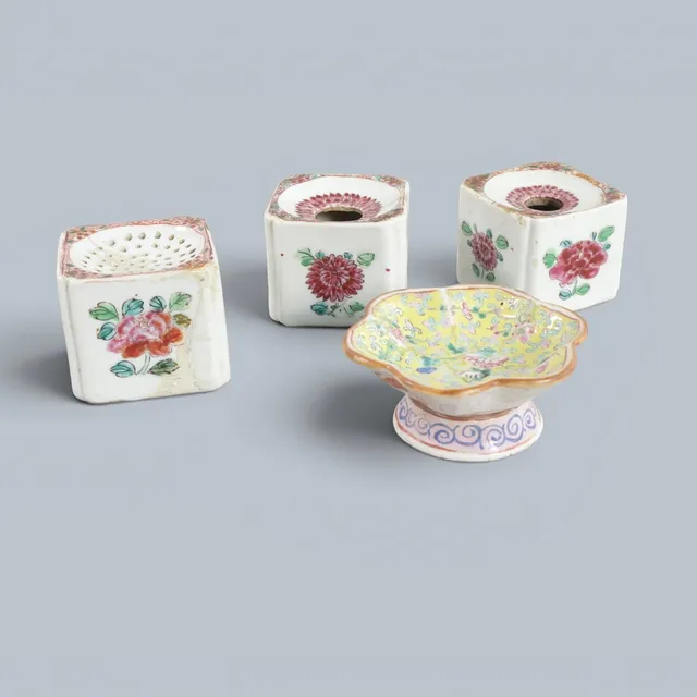 Samling kinesiske dele af porcelæn, dekoreret med polykrome farver. Delvist signeret i bunden. Kina, 19/20. årh. (4).