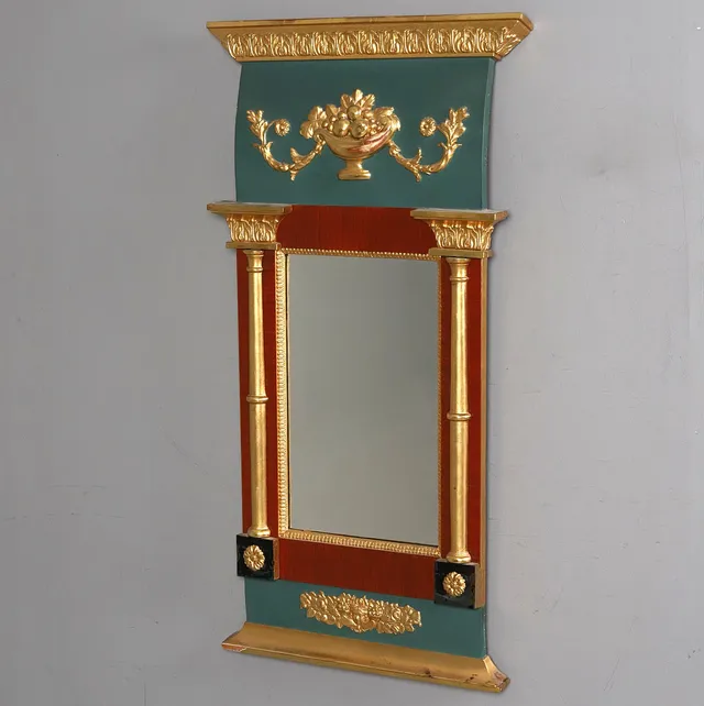 SPEGEL. Trä med förgylld dekor, Empir-stil, 1900-talets första kvartal.