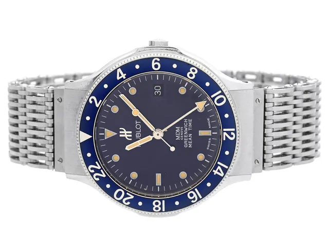 HUBLOT, Geneve, MDM, Greenwich Mean Time, Serie nr. 254456, Boett nr. 1572.1, herrur, 36 mm, stål, quartz, safirglas, datum, 24-timmarsvisning, integrerad originallänk, viklås, ca 1995.