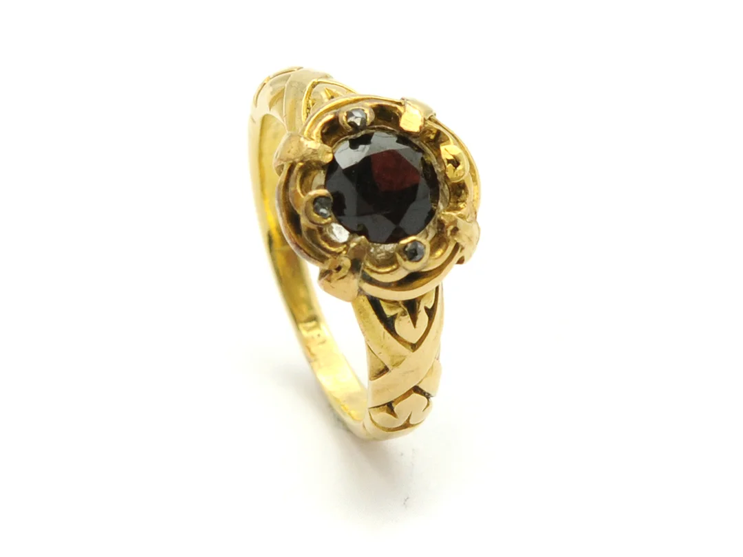 RING, 18K guld, granat, stenen är fastlimmad, rosenslipade diamanter, antik. stl 16 mm, vikt 5,2 g, en diamant saknas en är trasig. — Smycken/Ring — Kaplans