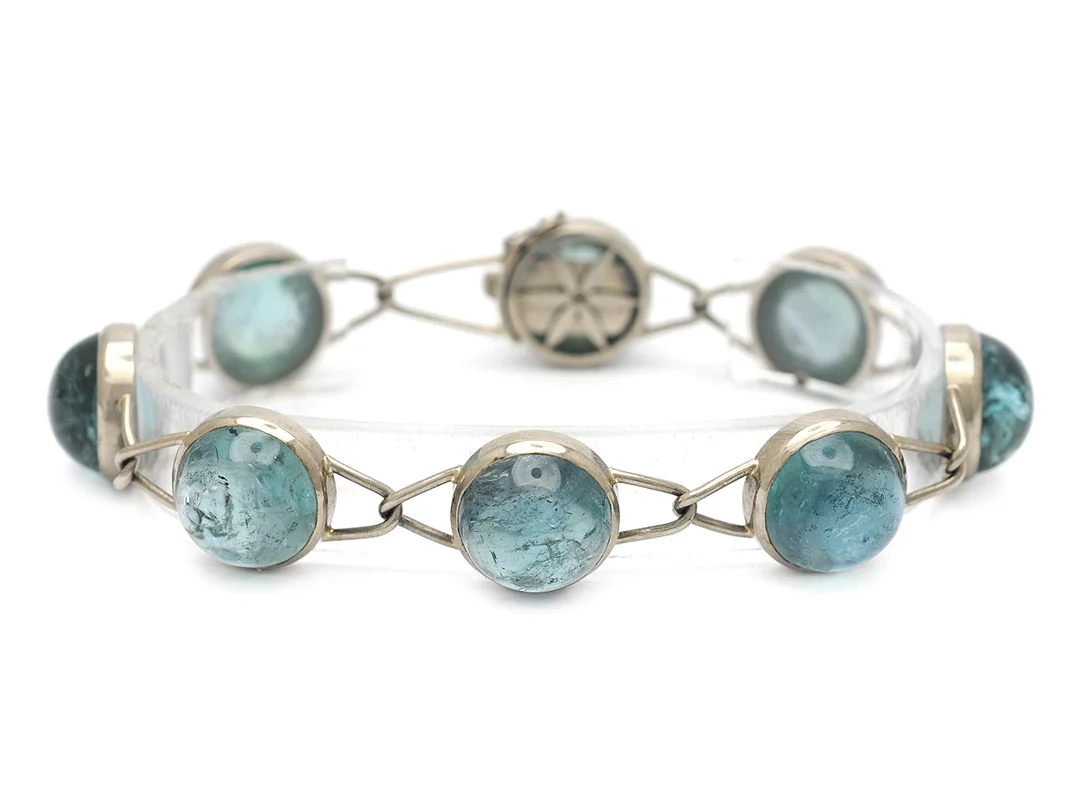 ARMBAND, 18K vitguld, 8 cabochonslipade akvamariner, K Torndals Juveler Stockholm 1965, längd 18,5 cm, vikt 28,1 g. — Smycken/Armband — Kaplans