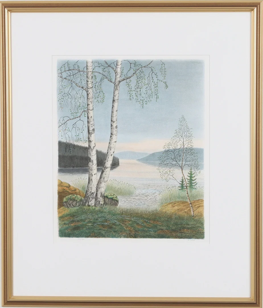 PER JULIUS. Insjölandskap, färglitografi, signerad och numrerad 317/360. — Engravings & Prints — Stadsauktion Sundsvall