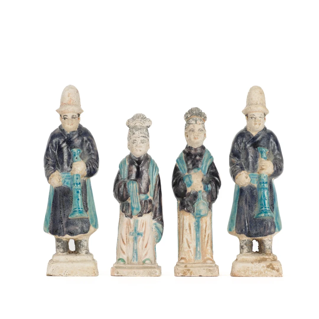 Four Chinese tomb guardian figurines made of earthenware (4) — Hobby and collectibles/Asian art — Lauritz