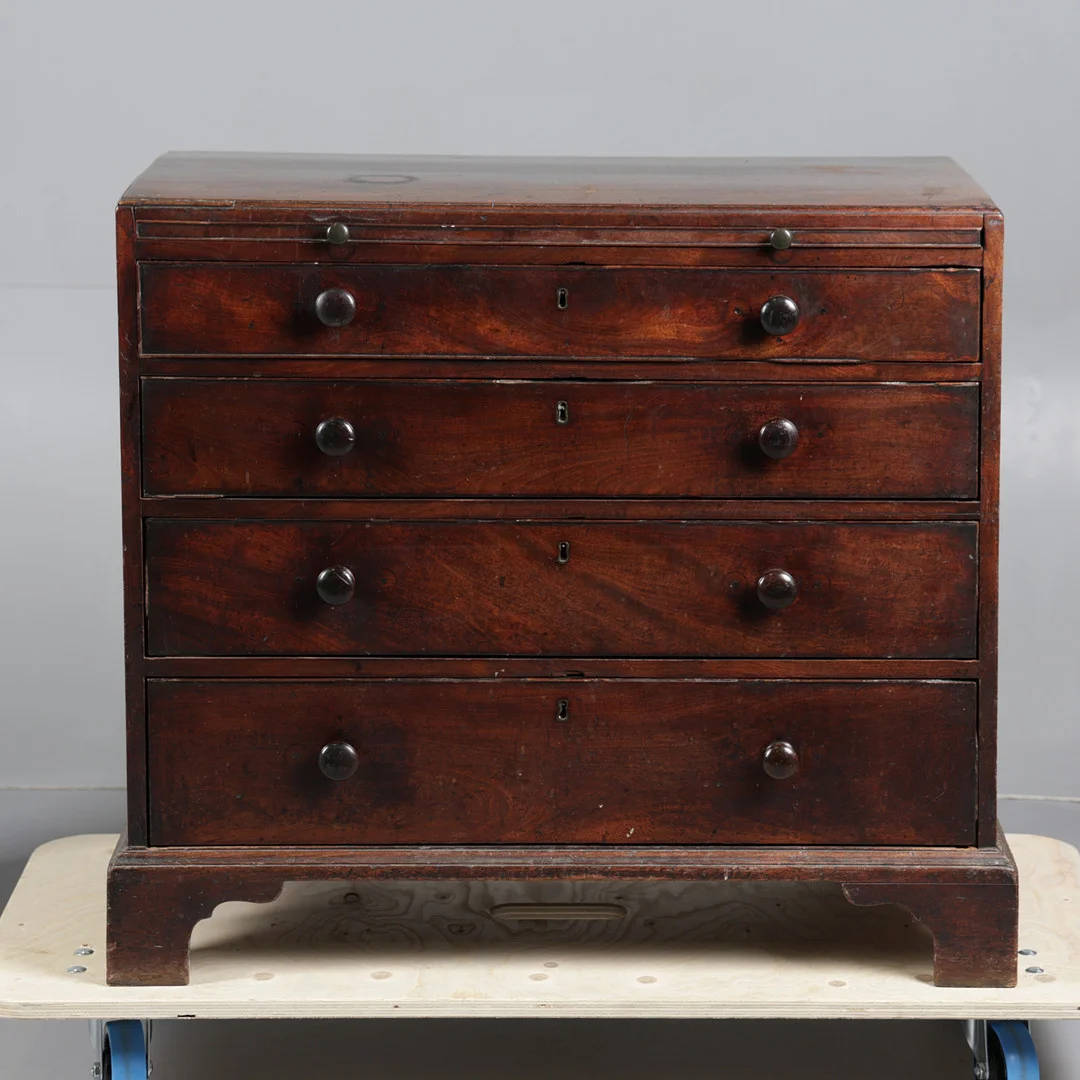 A GEORGE III MAHOGANY BATCHELORS CHEST OF DRAWERS, CIRCA 1780-1800. — Chests of drawers — Bishop & Miller