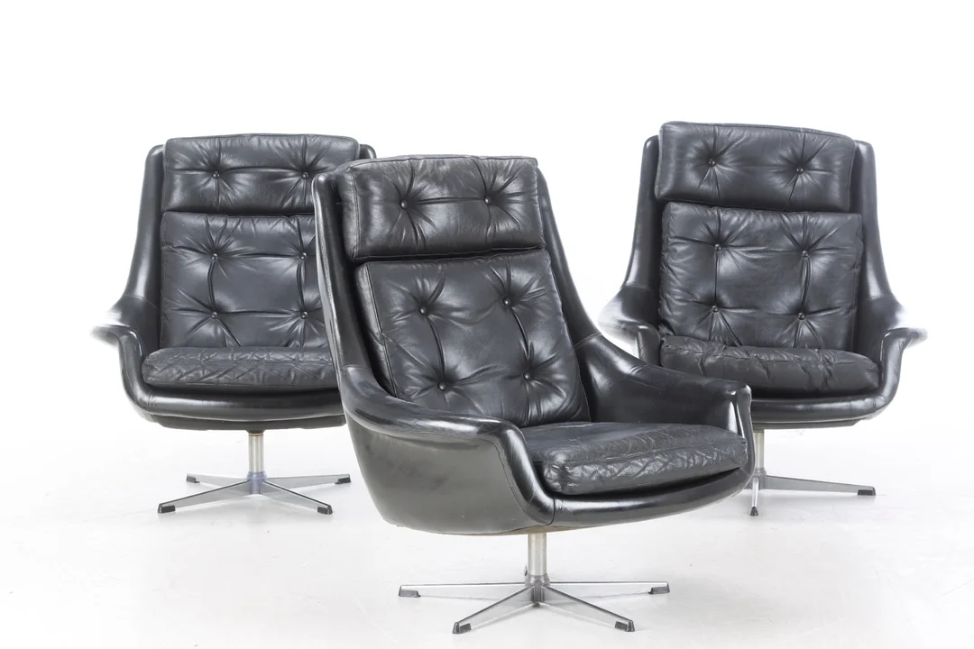 H. W. Klein. Three armchairs, model 'Silhouette', black leather, 1960s. (3) — Furniture/Lounge chairs — Lauritz