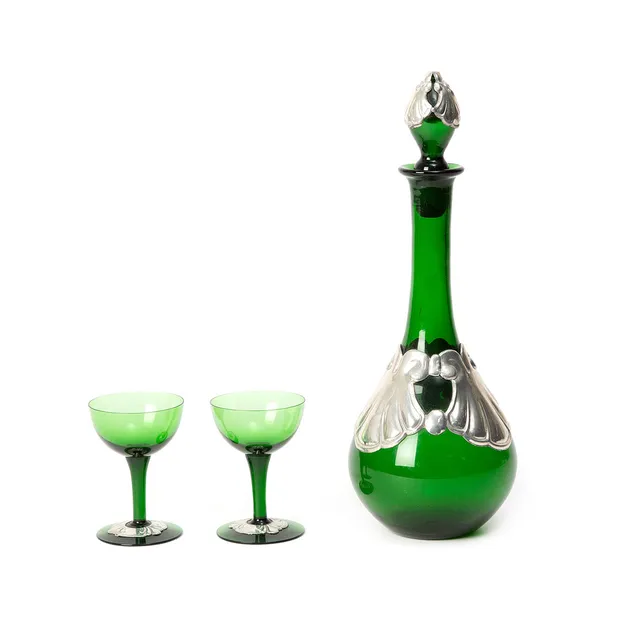 KARAFF SAMT TVÅ GLAS, grönt glas och tenn, jugend, 1900-talets början.