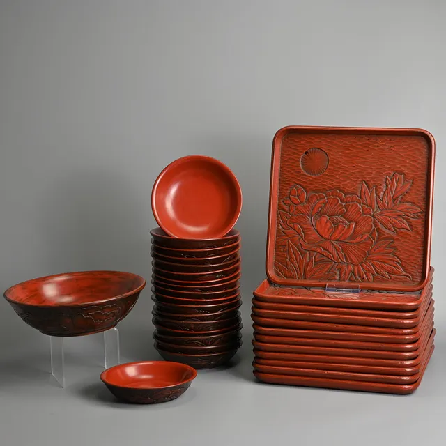 A SET OF JAPANESE KAMAKURA BORI RED LACQUER WARE TRAYS AND BOWLS, SINGED RYOUN, EARLY 20TH CENTURY.