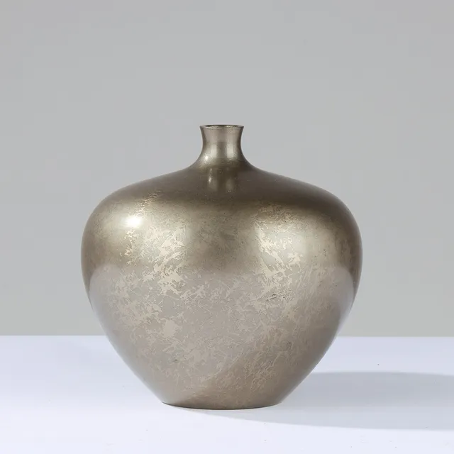 JAPANSK BRONZE: Vintage bronzevase med blødt afrundet krop og kort hals, "forsølvet" overflade med dekorativt krakeleringsmønster, signeret i bunden, Japan, 20. århundrede.
