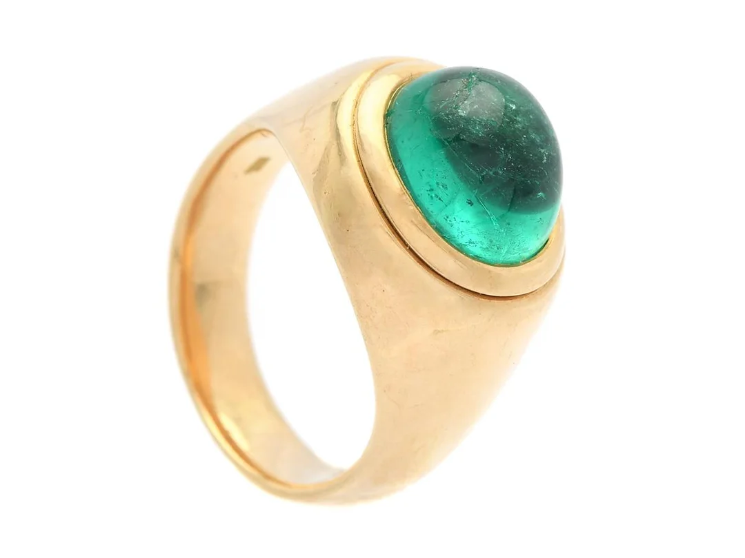 RING, 18K guld, cabochonslipad smaragd ca 4,5 ct, stl 17,25 mm, vikt 13,1 g, smaragden är skadad. — Smycken/Ring — Kaplans