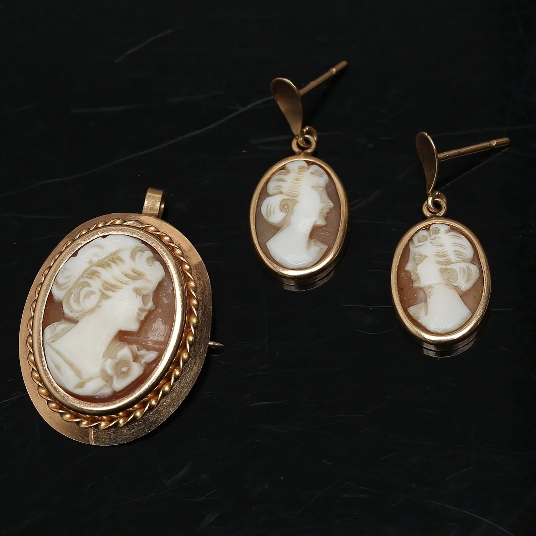 ÖRHÄNGEN 1 par samt HÄNGE/BROSCH, 18K guld med snäckskalskamé, 1900-tal. — Earrings — Auktionshuset Kolonn