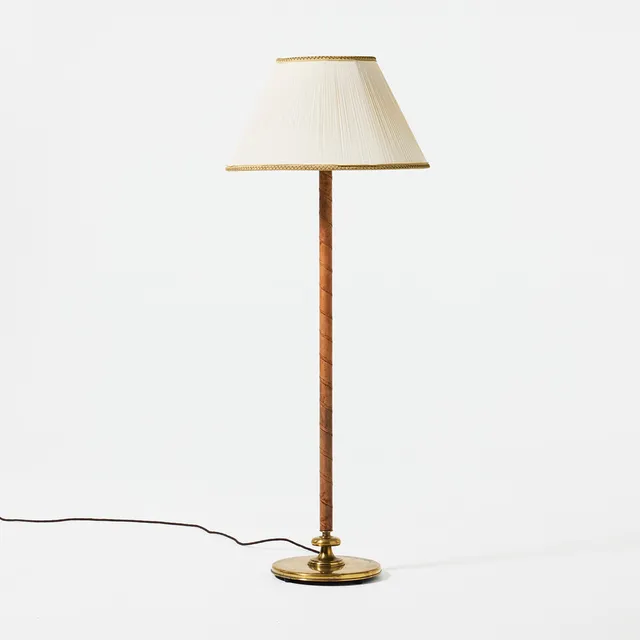 BERTIL BRISBORG. Golvlampa, Nordiska Kompaniet, 1940/50-tal, Swedish Modern, modell 32122, mässing med läderlindad pelare, skärmen klädd i ljust veckat tyg.