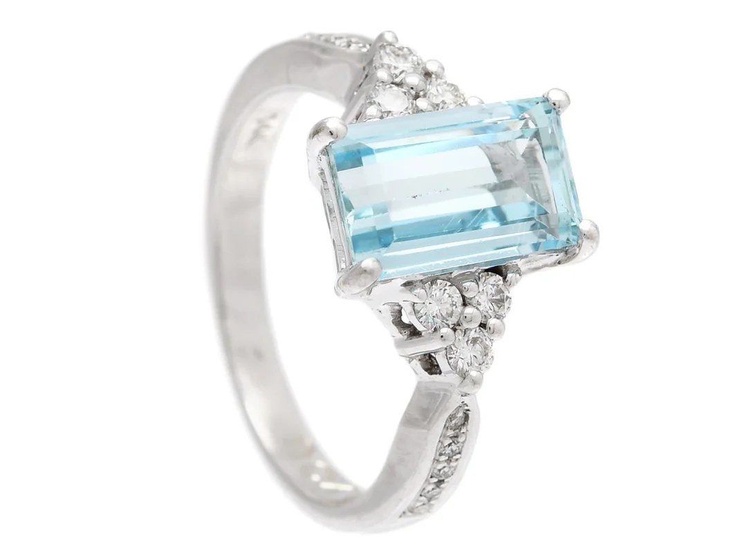 RING, 14K vitguld, smaragdslipad akvamarin ca 1,70 ct, 16 briljantslipade och åttkantslipade diamanter ca 0,23 ctv, ca TW-Cr/VS-SI, stl 16,5 mm, vikt 4,1 g, akvamarinen har mindre nagg. — Smycken/Ring — Kaplans
