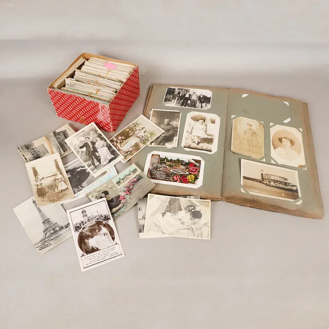 AN EARLY 20TH CENTURY POSTCARD ALBUM AND LOOSE POSTCARDS (QTY).