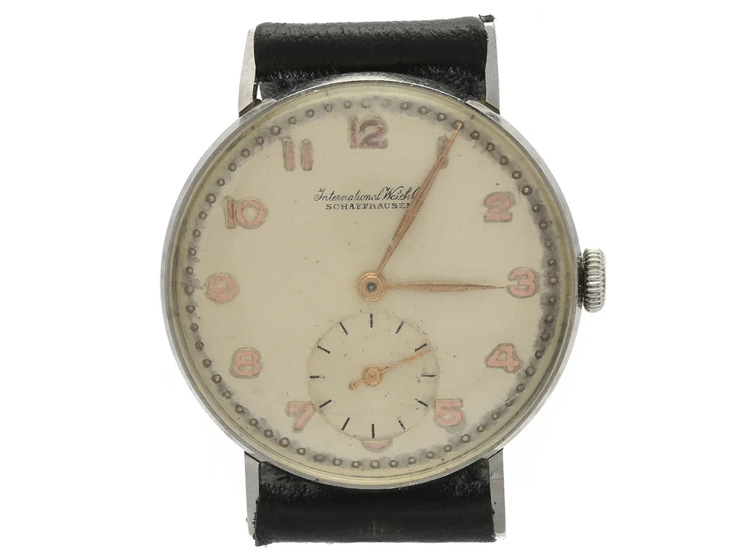 INTERNATIONAL WATCH Co, Schaffhausen, herrur, 31 mm, Cal 62, Serie nr. 1136755, Boett nr. 1145735, stål, manuell, plexiglas, liten sekundvisare, skadad urtavla, böjda bandhorn, läderband, ca 1947. — Klockor/IWC — Kaplans