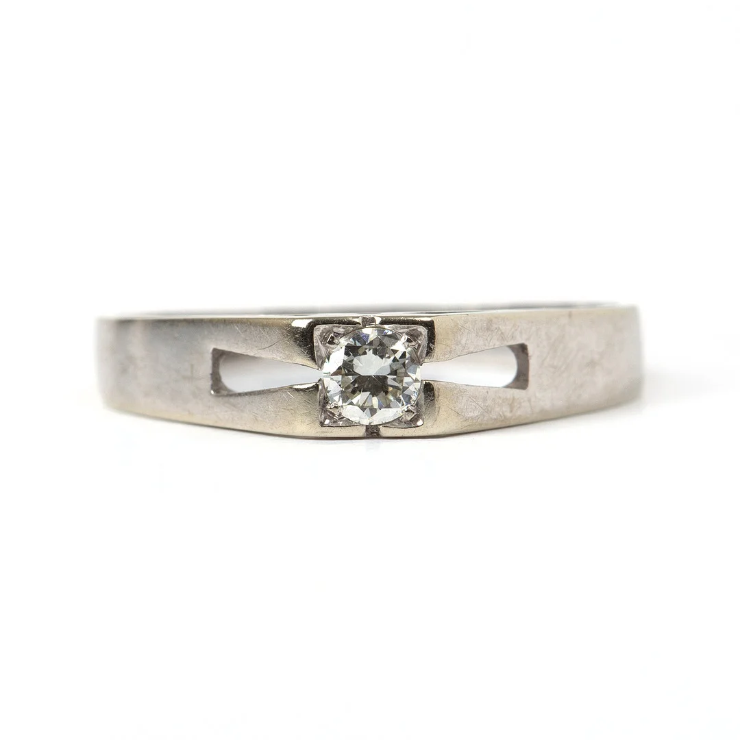 RING, 18K vitguld med briljantslipad diamant 0.13 ct, John Pettersson, Stockholm, 1966. — Rings — Stockholms Auktionsverk Göteborg