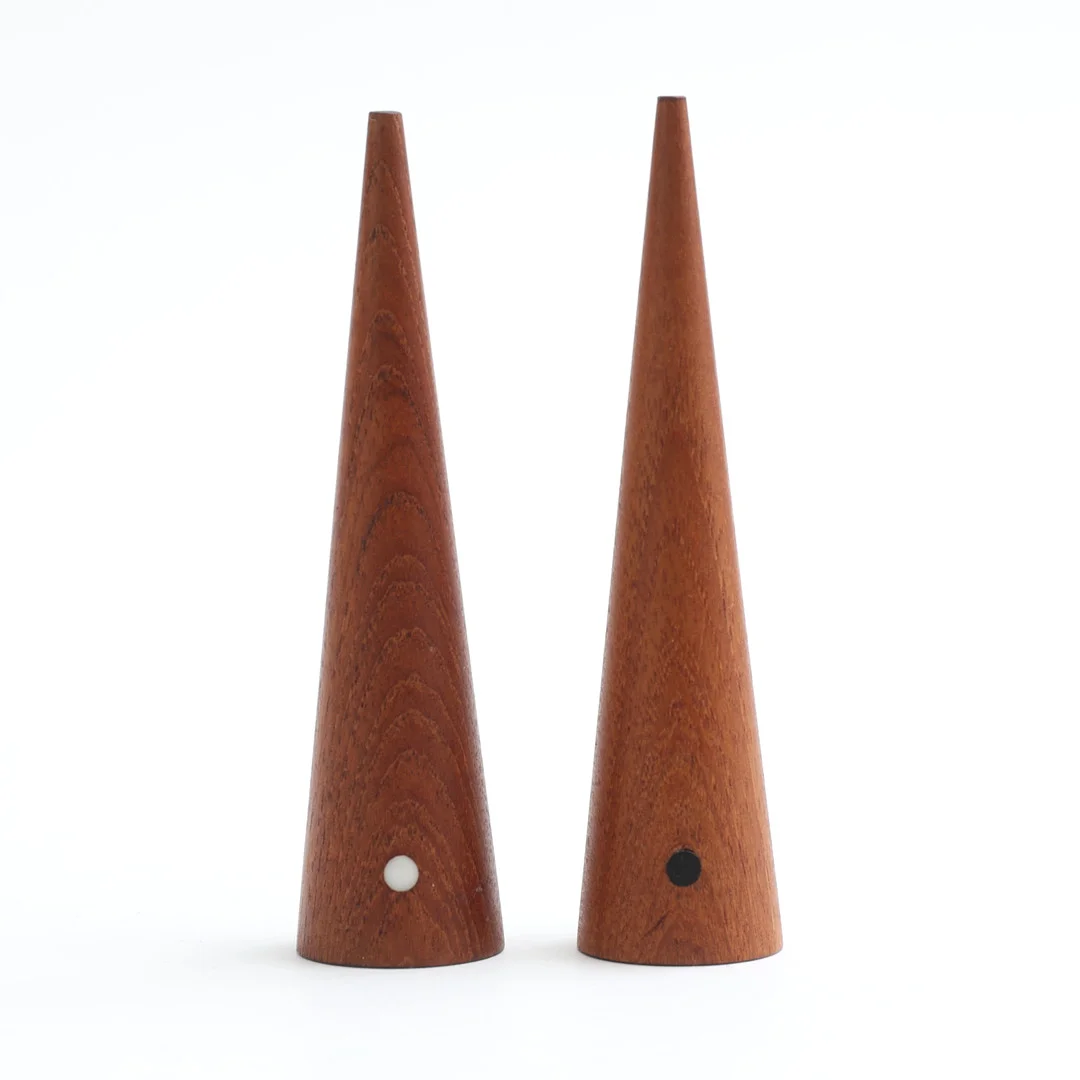 TAPIO WIRKKALA. Salt och peppar, teak, 1950/60-tal. — Miscellaneous — Auktionshuset Thelin & Johansson