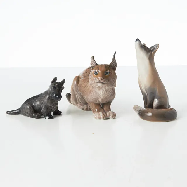 ROYAL COPENHAGEN. Figuriner 3 st, porslin, Royal Copenhagen. I form av lodjur, hund och räv. Underglasyrmålad dekor.