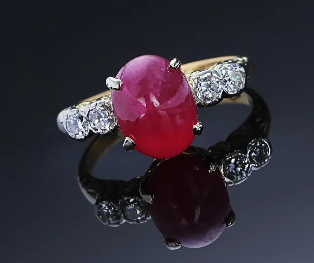 Italiensk vintage rubin- og diamantring af 18 kt. guld, hhv.4.75 og 0.18, 1930'erne-1940'erne ct.