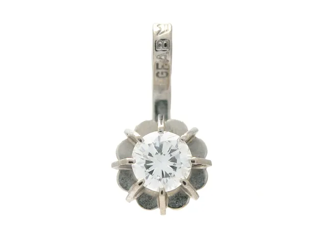 ENSTENSHÄNGE, 18K vitguld, briljantslipad diamant 0,19 ct enligt gravyr, ca TW/VS, höjd 1 cm, vikt 0,4 g, skadad kulett.