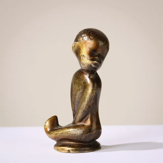 KARL HAGENAUER (1898-1956). Miniature-skulptur af bronze forestillende siddende barn, Illums Bolighus, Østrig, ca. 1930'erne.
