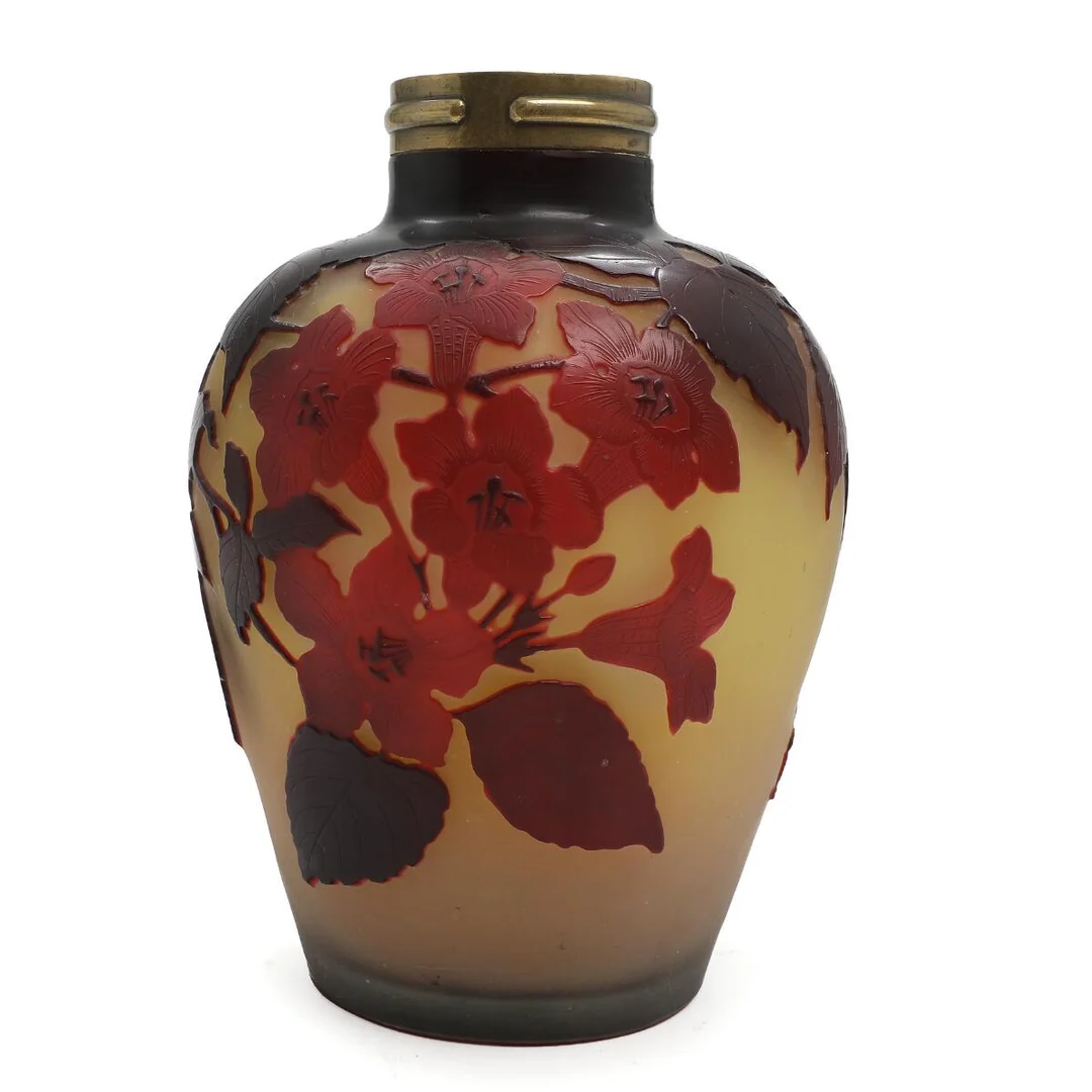 A cameo glass vase. Light green glass, overlaid with red glass. Carved with branches and foliage. Mouth with brass mounting. Signed Gallé. H. 18 cm. — Modern Decorative Art — Bruun Rasmussen