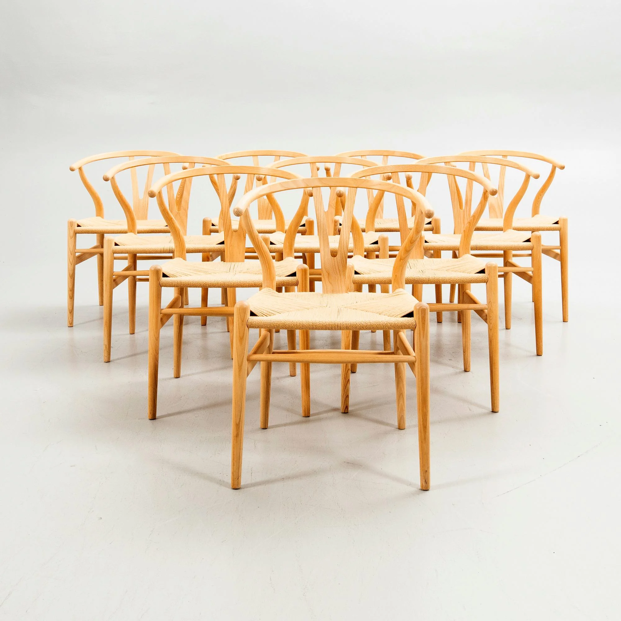 Hans J. Wegner, stolar, 10 st, "Y-stolen", Carl Hansen & Son, Danmark, modern tillverkning. — Design/Möbler — Bukowskis