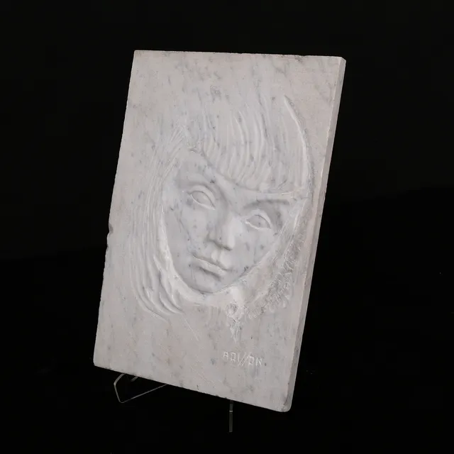 AXEL OLSSON (1919-2001). Ansikte i marmorrelief, signerad A Olsson.