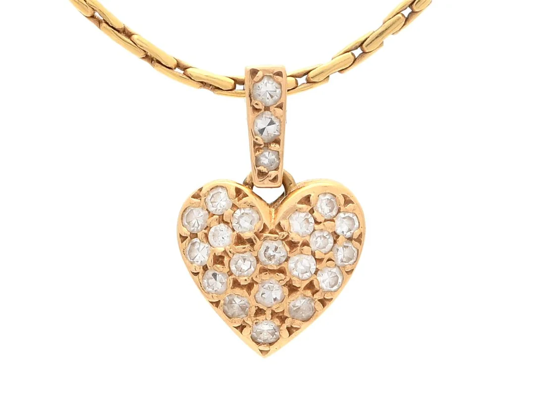 HÄNGE MED KEDJA, 18K guld, hjärta, åttkantslipade diamanter ca 0,25 ctv, Strömdahl, längd 45 cm vikt 4,7 g. — Smycken/Hänge med kedja — Kaplans