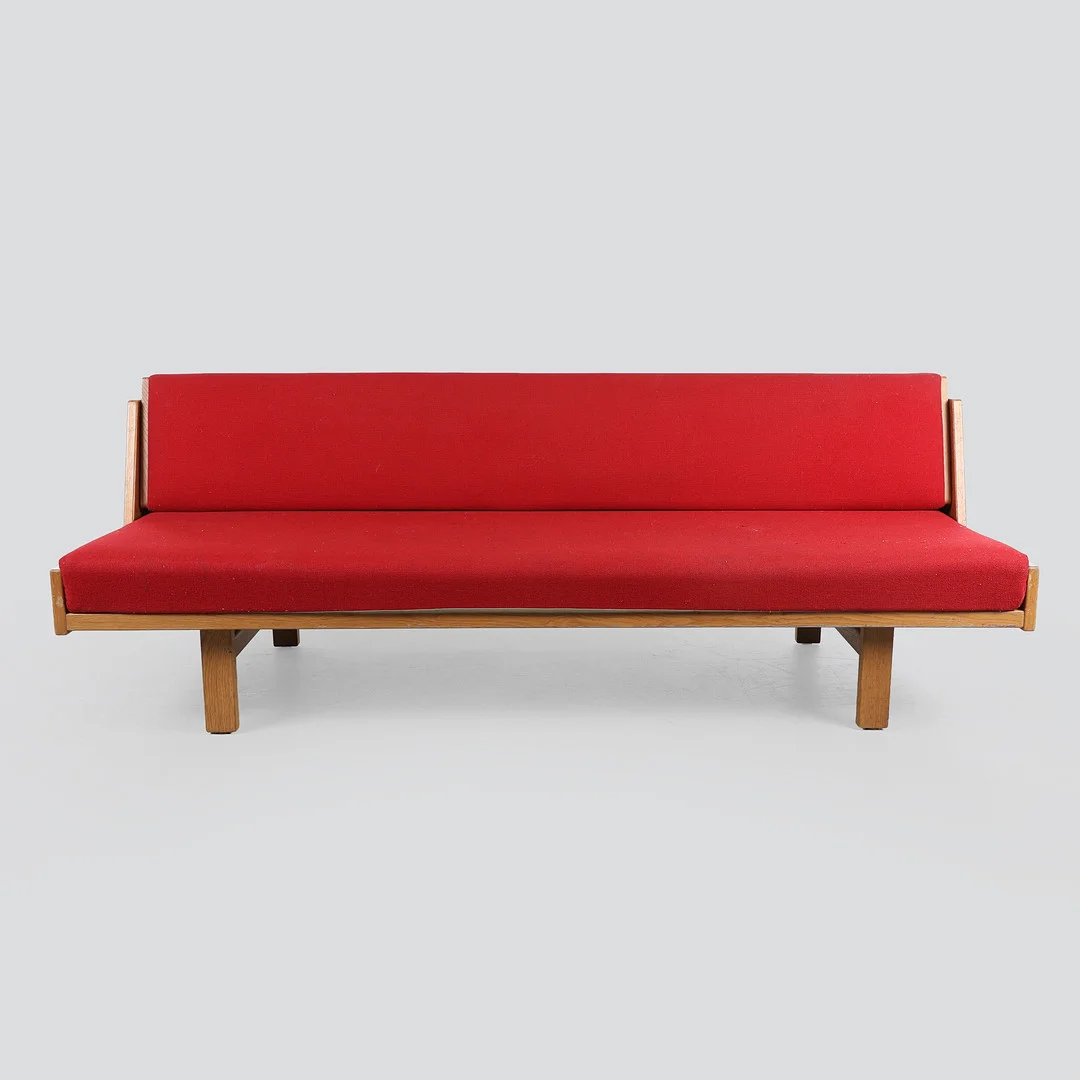 HANS J WEGNER. Getama. Daybed af egetræ, model GE258. — Sofas & Seatings — Bidstrup Auktioner