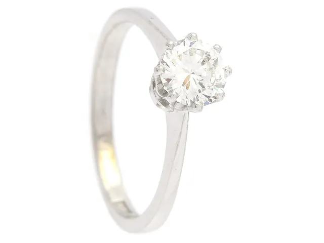 ENSTENSRING, 18K vitguld, briljantslipad diamant ca 0,61 ctv, ca W(H)/SI2, Rolf Jacobsson Gösta Rosin, Stockholm 1975, stl 16 mm, vikt 2,4 g.