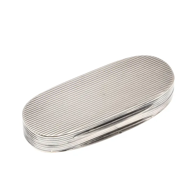 A LATE 19TH/EARLY 20TH CENTURY CONTINENTAL SILVER SNUFF BOX.