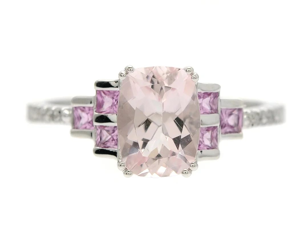 RING, 14K vitguld, kunzit, rosa safirer, 6 åttkantslipade diamanter ca 0,04 ctv, ca Cr/P, stl 16,75 mm, vikt 2,2 g. — Smycken/Ring — Kaplans