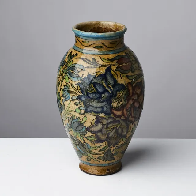VAS, 18/1900-tal islamiskt kulturområde, polykrom glasyr med floral dekor samt fåglar.