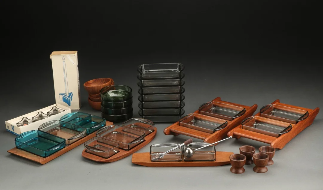Samling serveringsskåle mm. af teak og glas — Hobby and collectibles/Collectibles — Lauritz