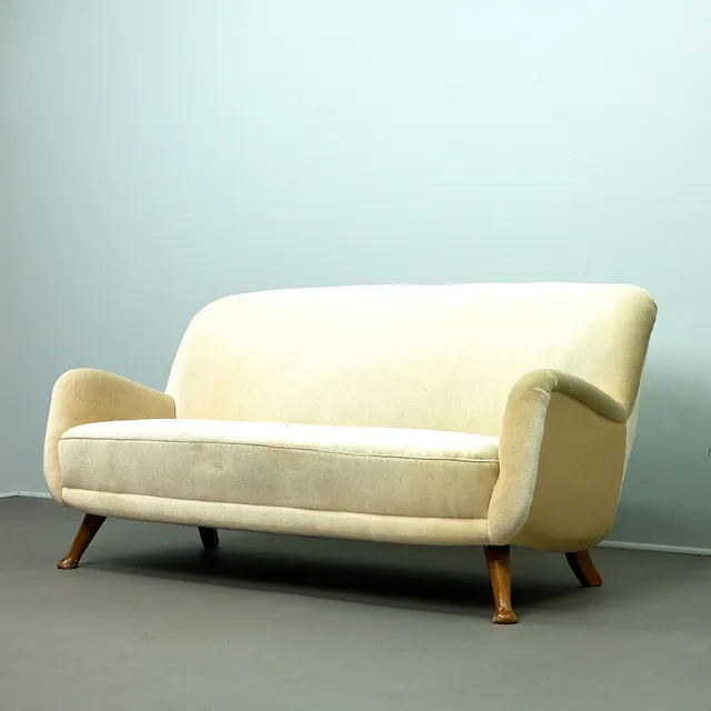 BERGA MOBLER. Dreisitzer / Sofa, Buche, Stoff, 1940-1950er Jahre, Schweden.