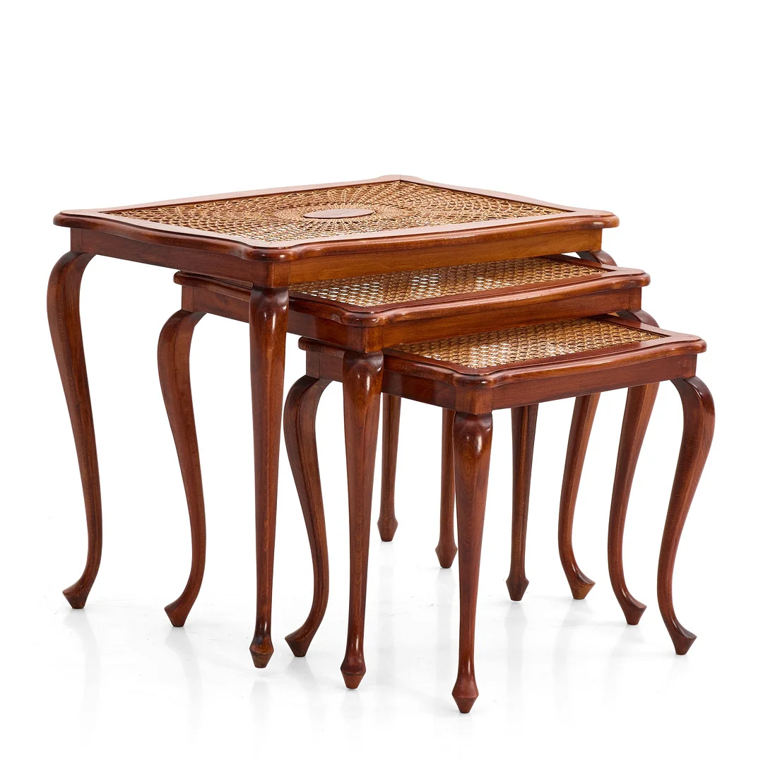 SATSBORD, mahogny med rottingflätning, moderna. — Tables — Crafoord Auktioner Stockholm