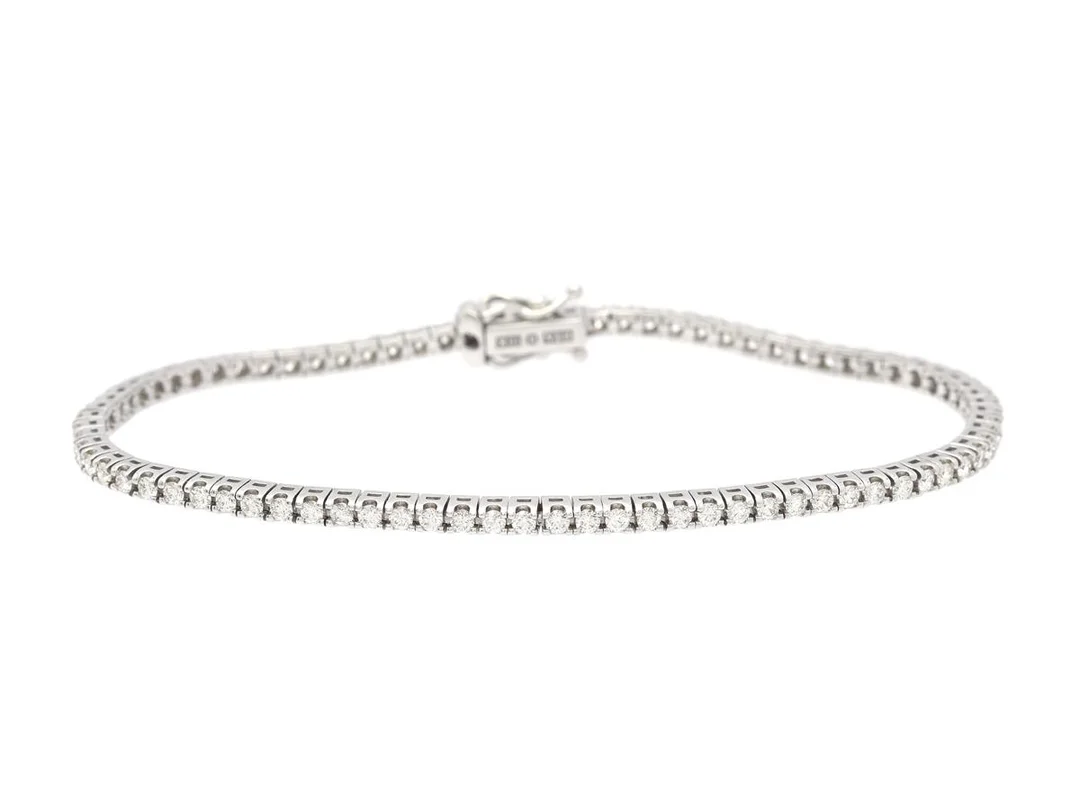 TENNISARMBAND, 18K vitguld, 82 briljantslipade diamanter ca 1,62 ctv, ca W-TCa/VVS-VS, längd 17 cm, vikt 8,7 g, — Smycken/Tennisarmband — Kaplans