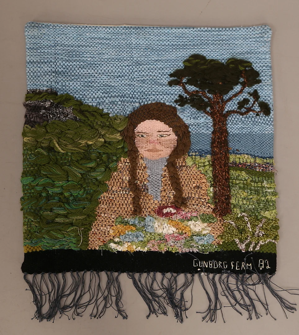 GUNBORG FERM (1930-2016). textilkonst, flamskvävnad, polykrom, signerad Gunborg Ferm 1982, "Flicka med flätor". — Other — Leiflers Auktionshus