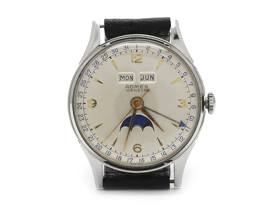 ADMES, Genève, Boett nr. 154571, herrur, 32 mm, stål, manuell, plexiglas, dag, datum, månad, månfas, skadad urtavla, läderband, ca 1955. — Klockor/Övriga klockor — Kaplans