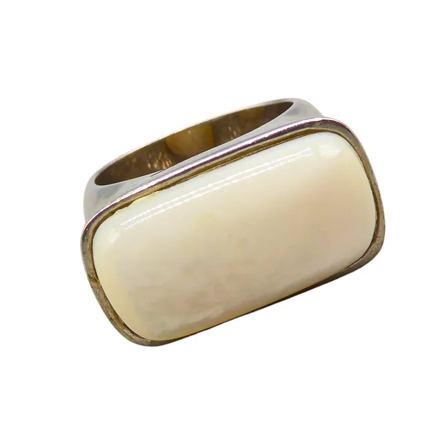 RING AUS 925ER SILBER MIT EINEM RECHTECKIGEN, WEISSLICHEN PERLMUTT-CABOCHON IN MODERNER ZARGENFASSUNG.