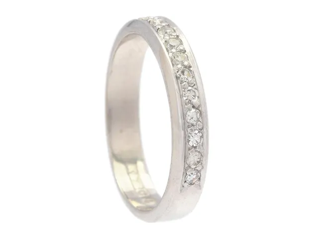 ALLIANSRING, 18K vitguld, 12 åttkantslipade diamanter ca 0,19 ctv, Ceson Guldvaru, Göteborg 1967, stl 16,5+ mm, vikt 3,6 g, en diamant är skadad och några har nagg och inverterade naturaler.