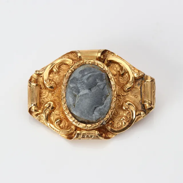 CAMÉBROSCH, ANTIK. 14k guld, senare nål i 18k guld. Totalvikt ca 4,8 gram.