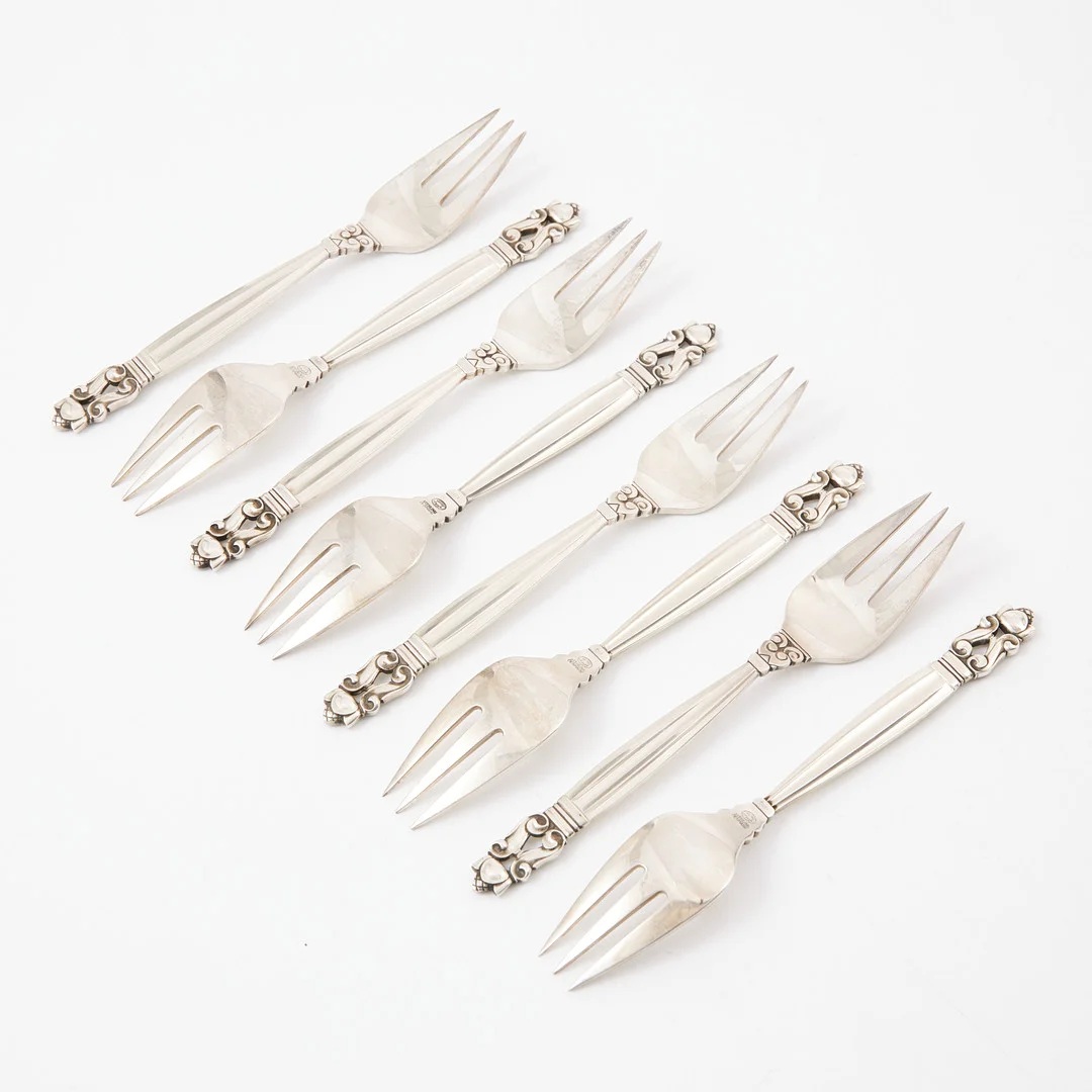 JOHAN ROHDE. Dessertgafflar, 8 st, sterlingsilver, "Acorn / Konge" Georg Jensen. — Silver — Stockholms Auktionsverk Magasin 5