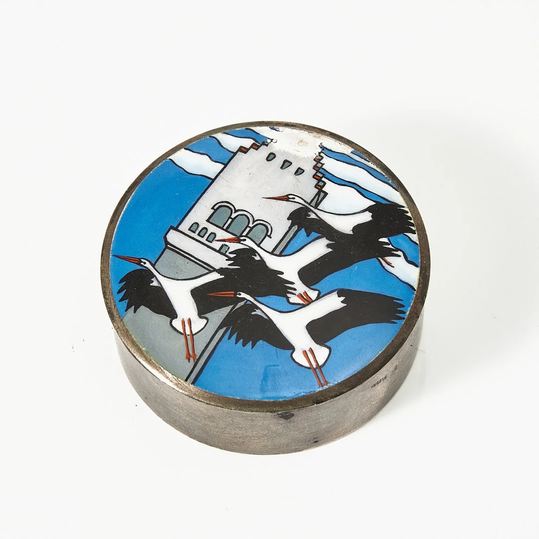 ANDERS NILSSON. Emaljerad dosa, silver, för Baltiska Utställningen i Malmö, Lund 1914. — Silver — Stockholms Auktionsverk Magasin 5