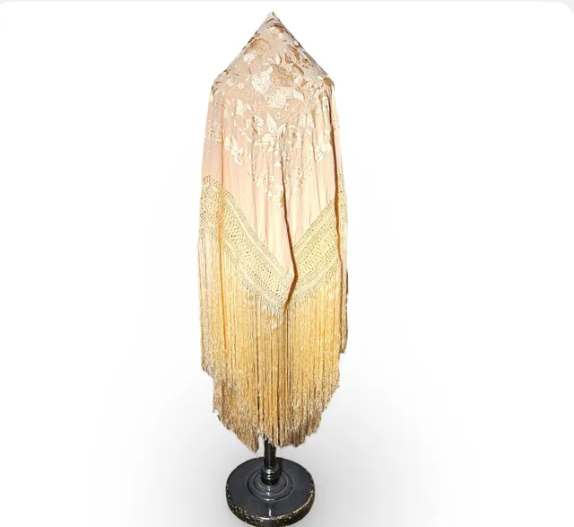 Mantón de manila bordado en color salmón en crepe de seda.