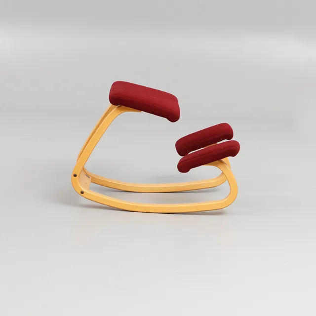 PETER OPSVIK. Knästödsstol "Variér Variable Balans", för Stokke, Norge.