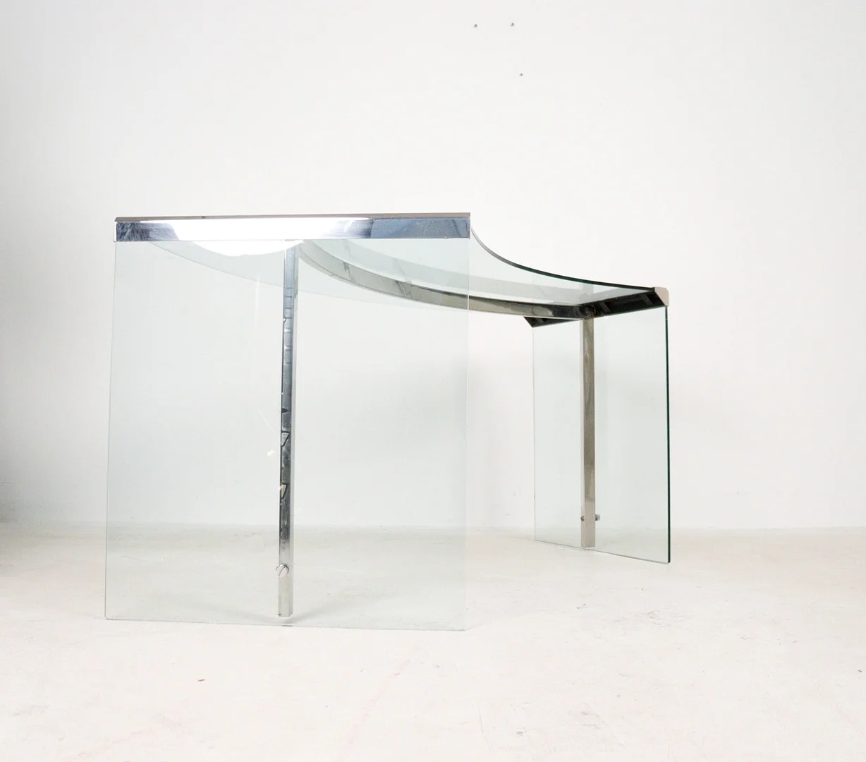 GALLOTTI & RADICE. Schreibtisch, Modell: 'President, Junior', Italien, 1980er Jahre. — Tables — Stockholms Auktionsverk Düsseldorf/Neuss