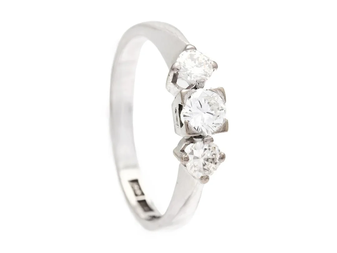 TRESTENSRING, 18K vitguld, brlijantslipade diamanter 0,51 ctv, ca TW-TCr/VS, Silwa Marta Svensson Atelier, Stockholm 1966, stl 17 mm, vikt 3,2 g, en diamant med natural vid rondisten. — Smycken/Trestensring — Kaplans