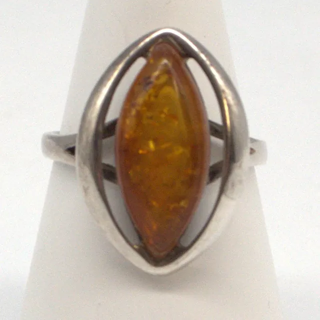 DESIGNER RING STERLING SILBER MIT BERNSTEIN BESETZT, DURCHBROCHENE FASSUNG, 20. JAHRHUNDERT.